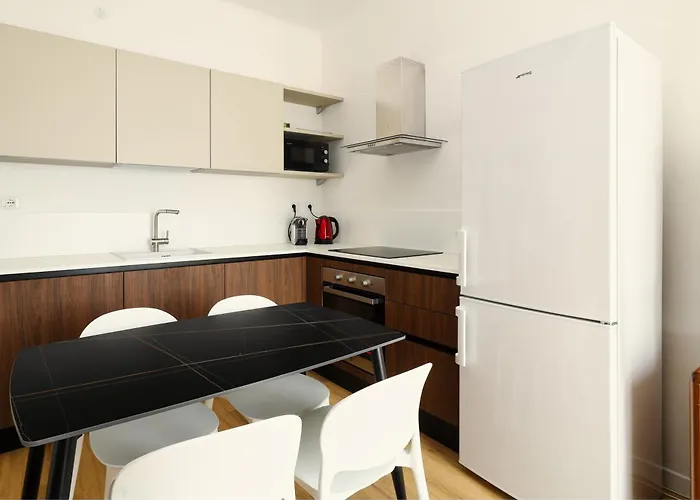 Joivy 1-bed With Balcony Near Subway Apartament